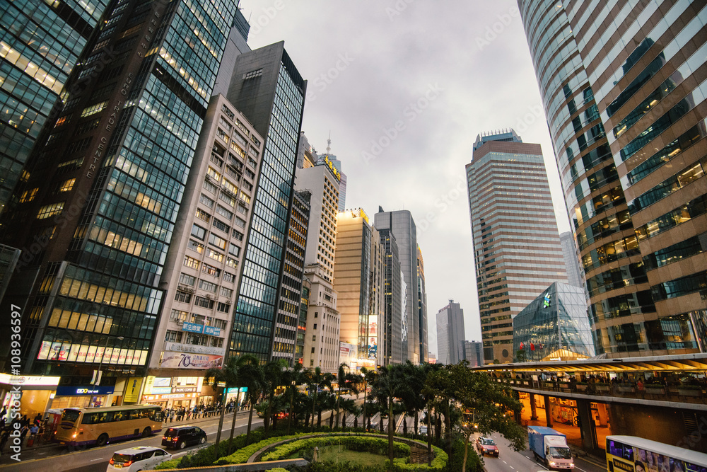 Fototapeta premium Hongkong, Chiny - 16 marca 2016: Centrum Hongkongu w ruchliwy dzień.