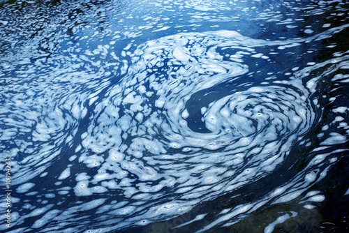 Wasseroberfläche mit Muster aus Schaum in Herzform