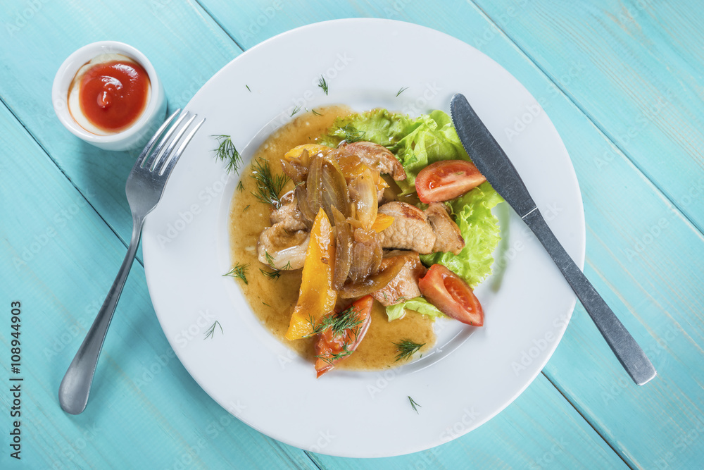 veal slices are served with sweet pepper, onion and fresh tomato veal slices are served with sweet pepper, onion and fresh tomato