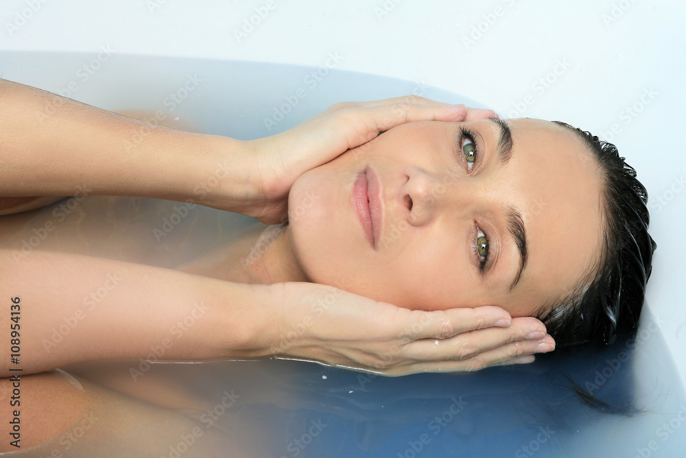 Fototapeta premium femme allongée dans son bain