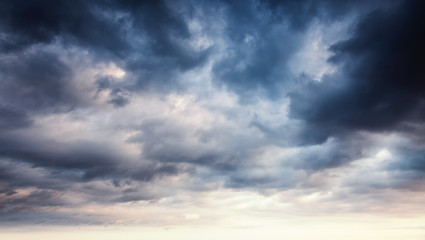 Canvas schilderij Hemel Kleurrijke dramatische lucht met donkere wolken  © evannovostro