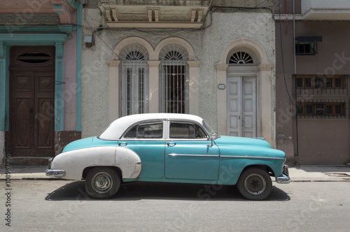 A classic american car in the streets of Old Havana on a sunny day © Roberto Lusso