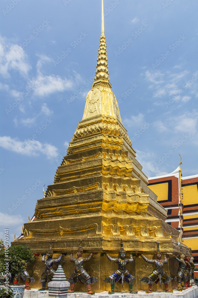 Fototapeta premium Bangkok, Gold-Chedi im Königspalast.