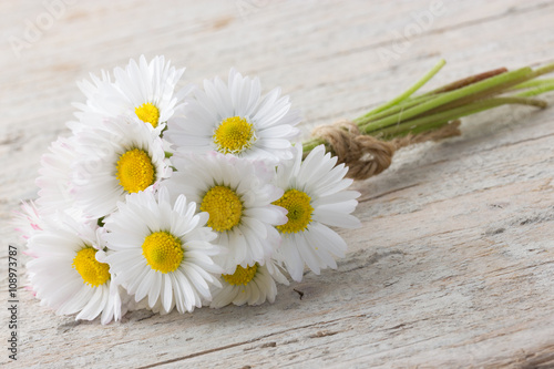 Fototapeta Naklejka Na Ścianę i Meble -  Bouquet of daisies on white wooden background