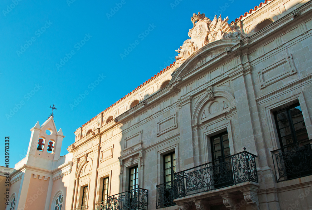 Minorca, isole Baleari, Spagna: campanile e palazzi nel centro di Mahon il 9 luglio 2013