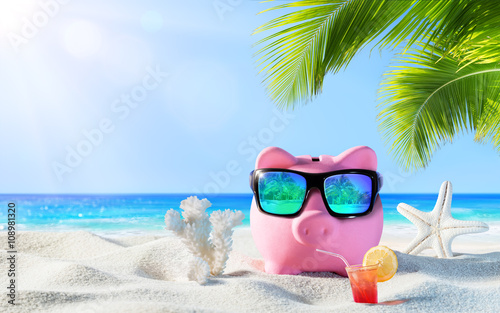 Quadro em tela Piggy Bank With Drink On The Palm Beach