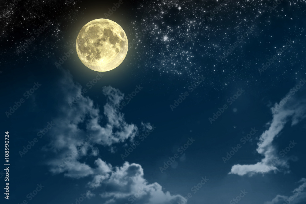 Naklejka premium Piękne magiczne błękitne nocne niebo z chmurami i pełnymi księżycami i gwiazdami