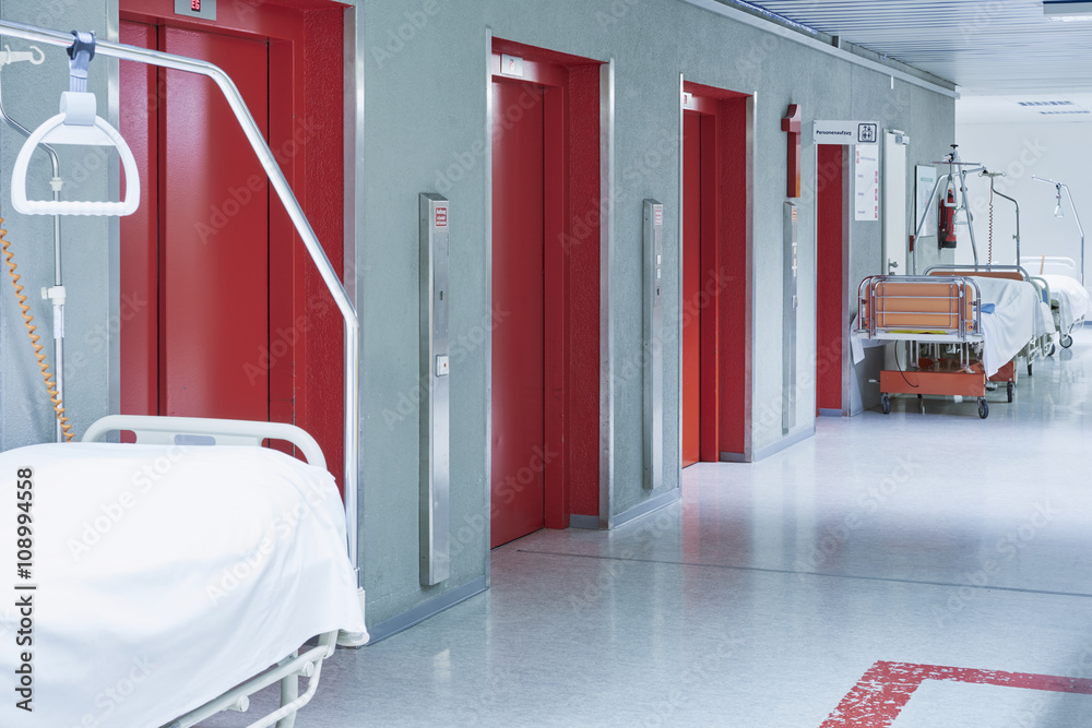 Arzt Krankenhaus Flur Lift rot Bett Stock-Foto | Adobe Stock