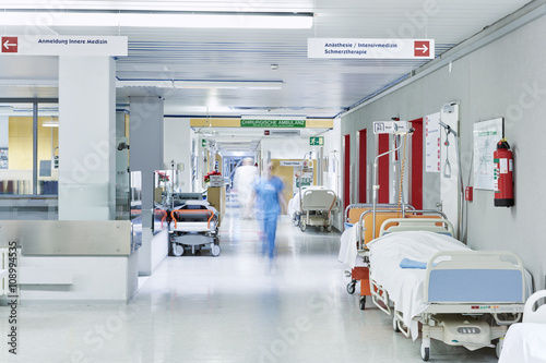Arzt Krankenhaus unscharf Flur Lift rot Bett photo