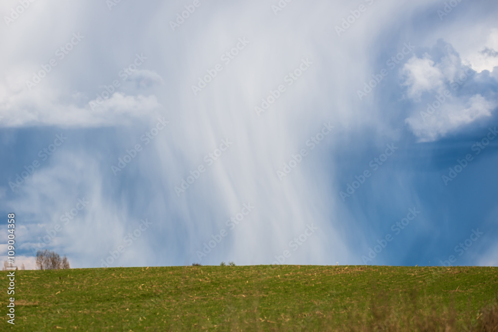 Aprilwetter - Eine Wolke schüttet Starkregen, Hagel und Schnee aus