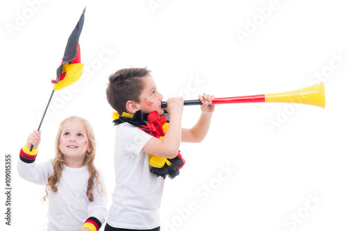 kinder feuern beim fu  ball mit fahne und tr  te an