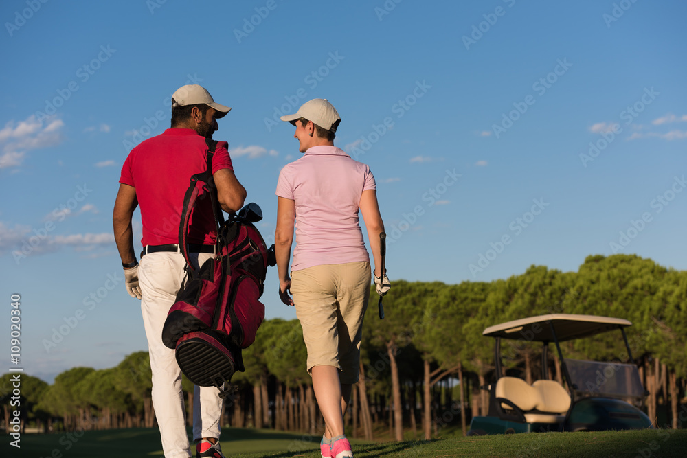 Fototapeta premium couple walking on golf course