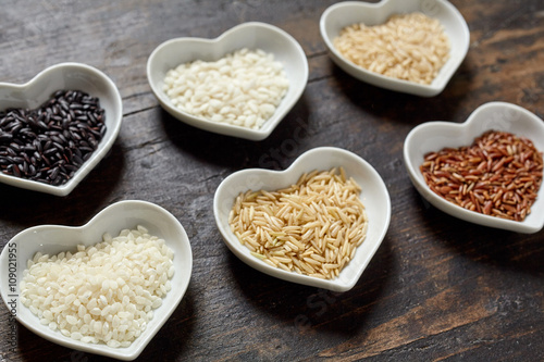 Verschiedene Reis Sorten roh in Herz Schalen