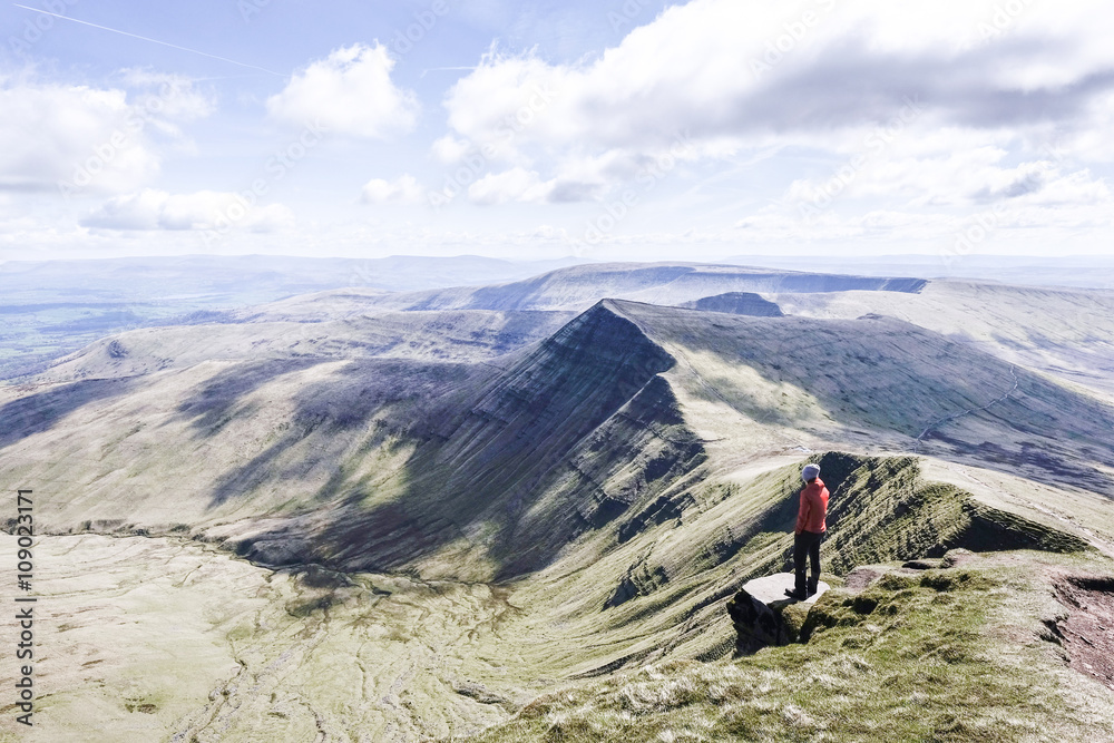 A girl on top of a mountain looking at the panorama, Pen Y Fan - obrazy, fototapety, plakaty 