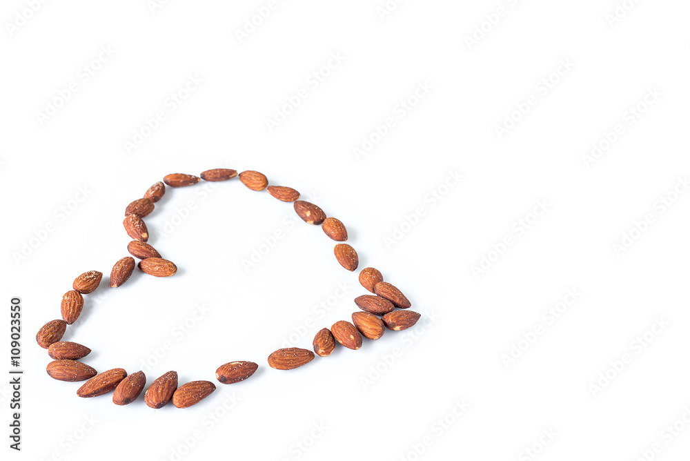 Obraz premium Almonds nuts heart symbol