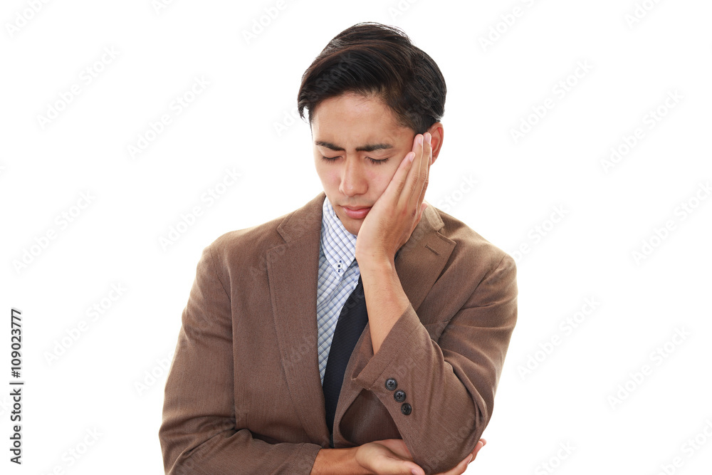 悩むビジネスマン