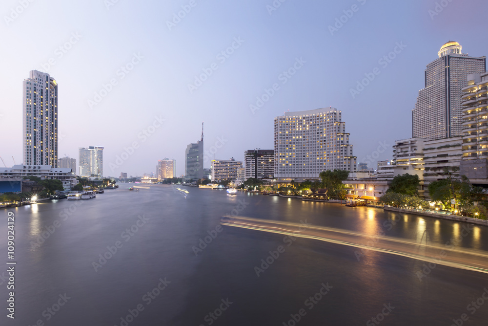 Obraz premium River view with the lights, boats and modern buildings at night,