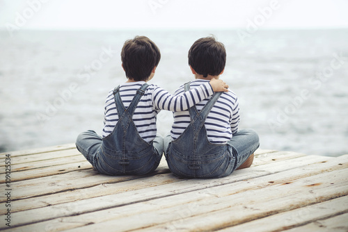 hermanos mirando el mar photo