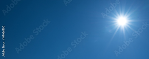 Sonniger blauer Himmel als Hintergrund photo