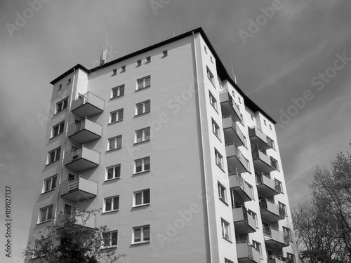 Fassade eines Hochhaus mit Wohnungen und Balkons im Stil der Sechzigerjahre in Großauheim am Main bei Hanau im Main-Kinzig-Kreis in Hessen, fotografiert in klassischem Schwarzweiß photo