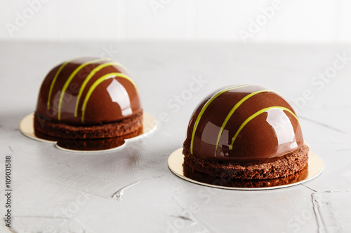 Billede på lærred French mouse cakes with chocolate glaze