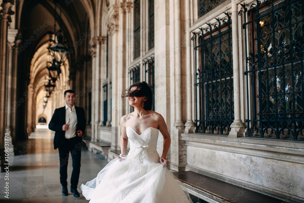 Fototapeta premium Brides embrace in the hall