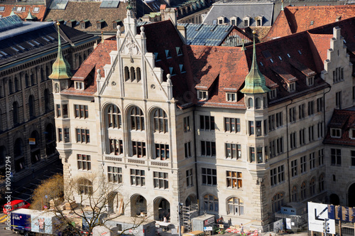 Aussicht vom Grossmünster auf das historische Zürcher Stadthaus