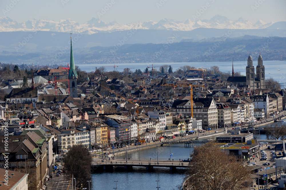 Schweiz: Panorama der Altstadt von Zürich und dem Limmat-Fluss vom Mariot
