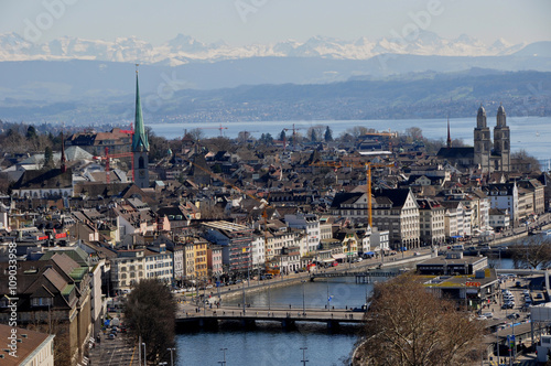 Schweiz  Panorama der Altstadt von Z  rich und dem Limmat-Fluss vom Mariot