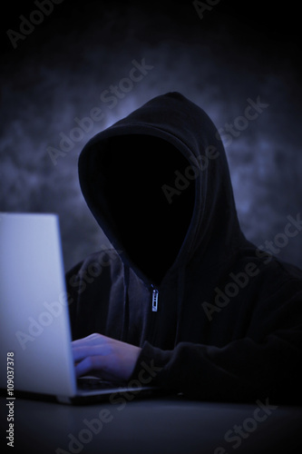 Hacker am Laptop versucht Daten zu stehlen