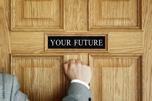 Valokuva knocking on the door to your future