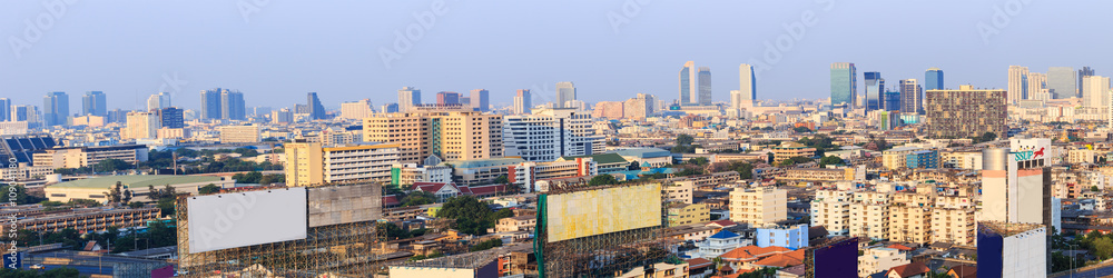 Scene of Bangkok high-rise buildings andexpressway