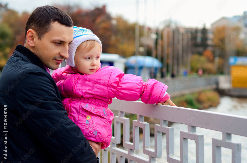 Fototapeta premium Father and daughter sitting under a tree Fall
