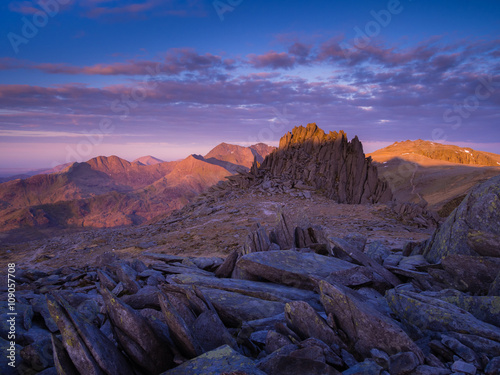 Photo Dawn over Castell y Gwynt on top of Glyder Fach, with the Snowdon summits in the background, beautiful morning light, Wales/ Cymru