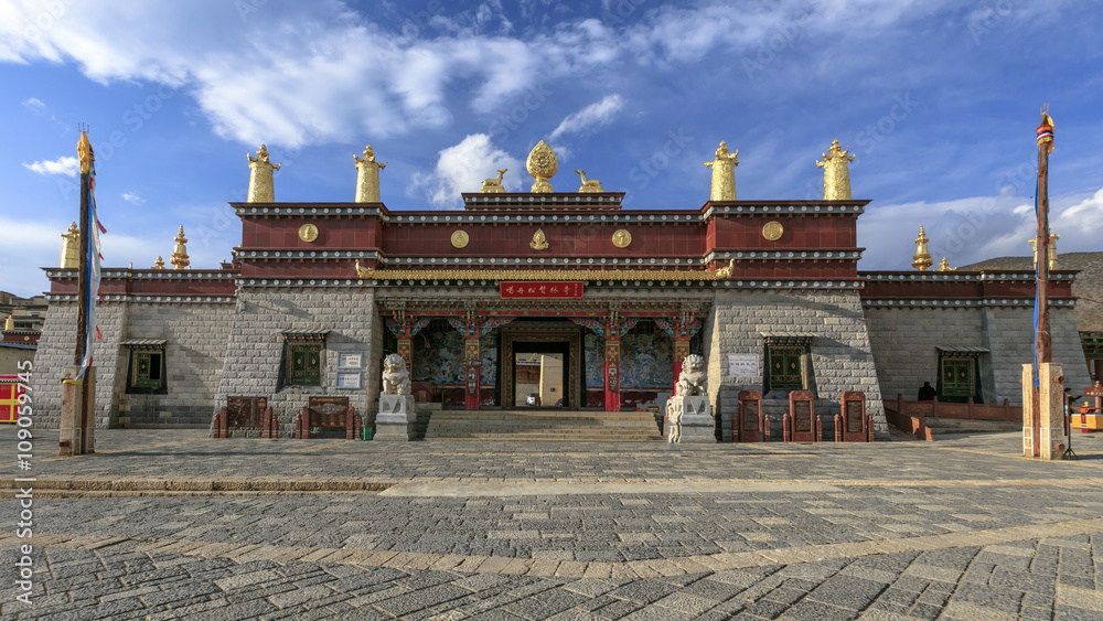Obraz premium The entrance to the Songzanlin Tibetan Buddhist monastery in Zho
