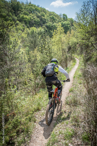 Segui il sentiero in mountain bike