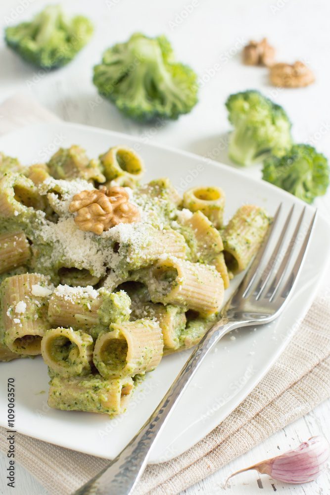 Wholegrain Pasta with broccoli and walnuts cream