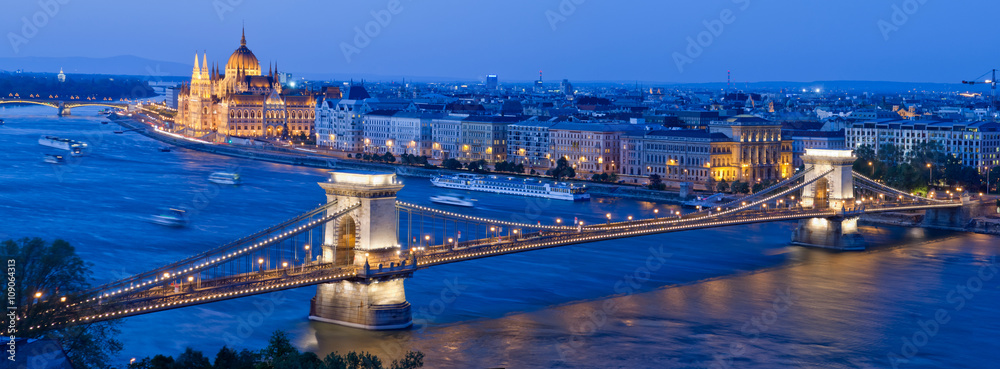 Naklejka premium Panoramę Budapesztu z Mostem Łańcuchowym i budynkiem parlamentu, Węgry