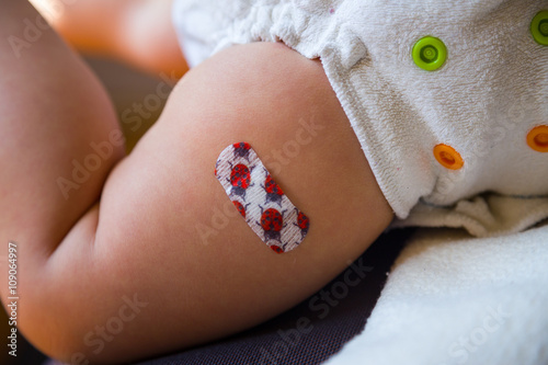 Pflaster auf dem Oberschenkel eines Babys