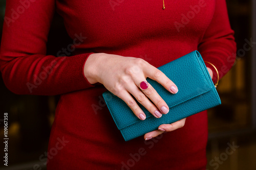 Foto respectable woman holding wallet.