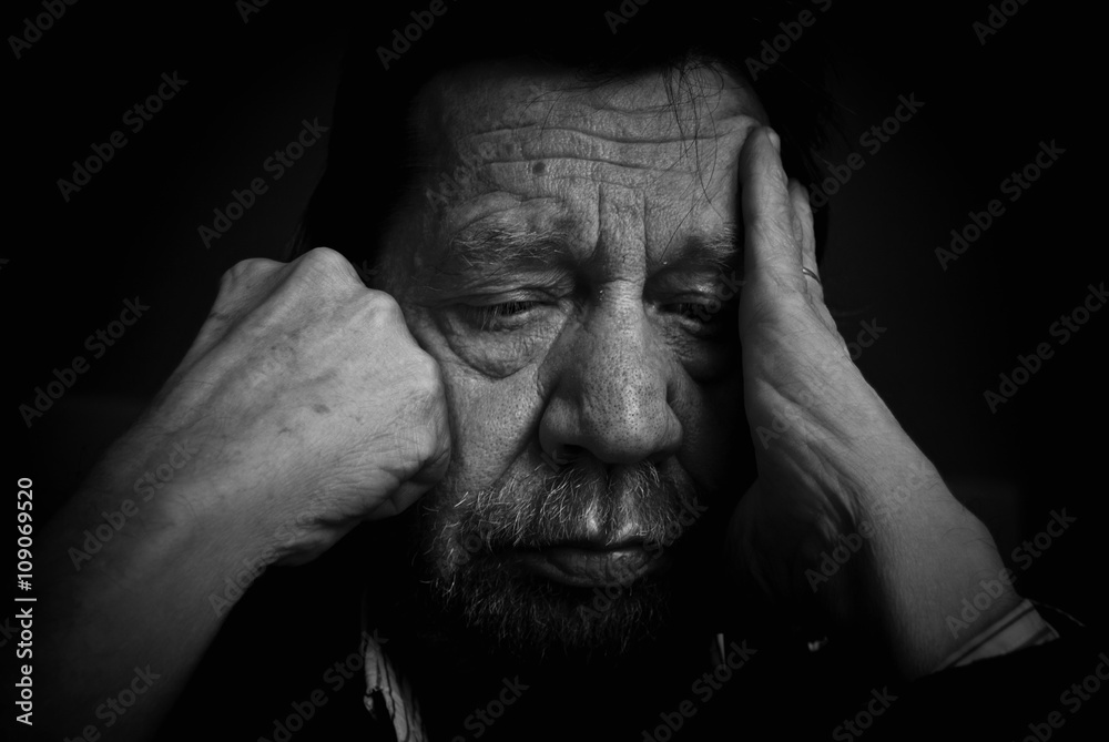 Uomo anziano, pensieri, tristezza, depressione. Uomo anziano, pensieri, tristezza, depressione.