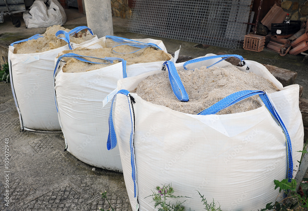 Grandes sacos de arena, materiales de construcción foto de Stock | Adobe  Stock