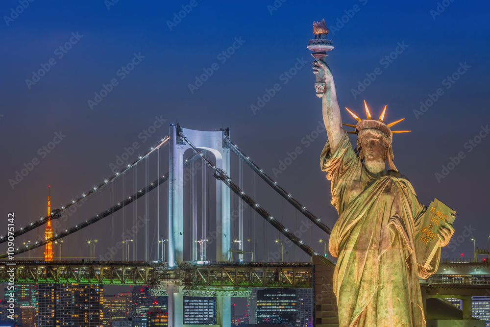 Fototapeta premium Statue of Liberty and Rainbow bridge, located at Odaiba Tokyo, w