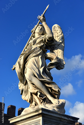 Obraz na plátně Angel with the Holy Lance of Longinus looks at the sky