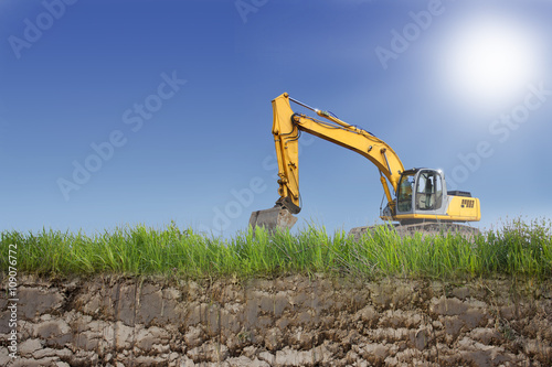 Bagger baggert an einer Baustelle