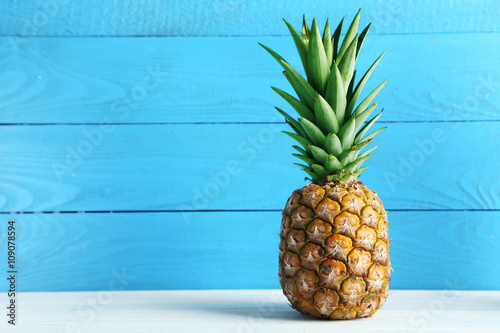 Fotografia, Obraz Ripe pineapple on a white wooden table