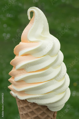 ice cream,lick