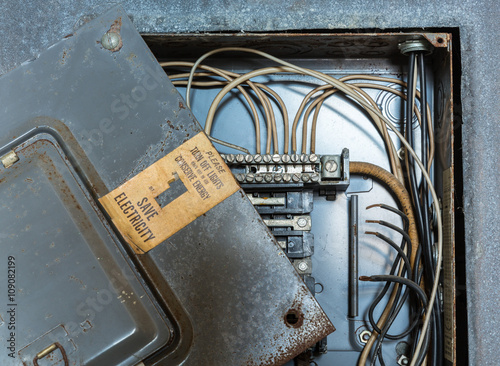 Obraz na płótnie Old electrical distribution or wiring box