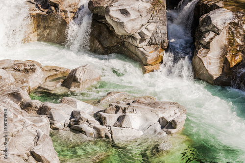  Lavertezzo, Verzascatal, Fluss Verzasca, Flusslauf, Felsen, Wanderweg, Herbst, Tessin, Schweiz photo