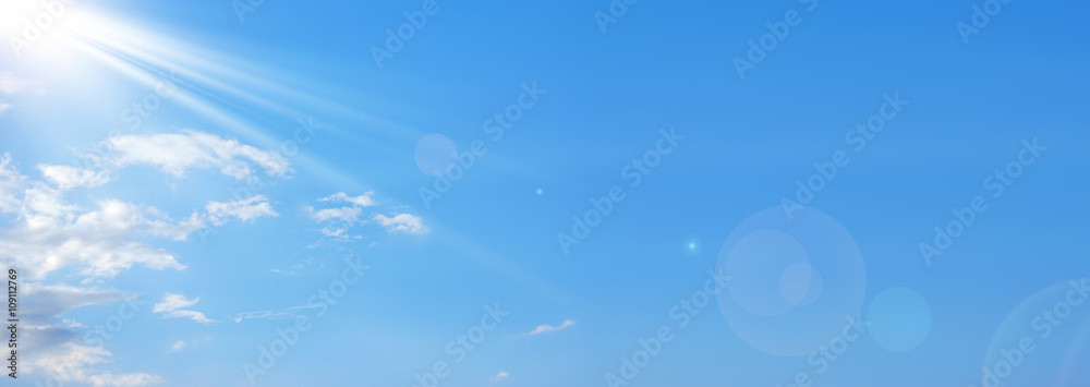 Template di un cielo con delle nuvole e dei raggi di sole nella parte sx 